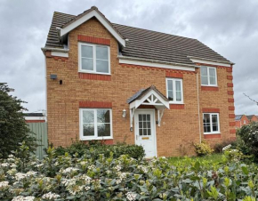 Amazing 5 Bedrooms - 10 Beds Detached House in Bedford